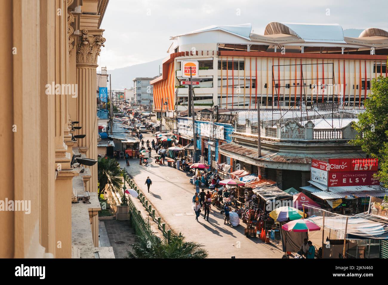 Un mercato informale di strada e ristorante Burger King nel centro di San Salvador, El Salvador. Vista da una finestra del Palazzo Nazionale Foto Stock