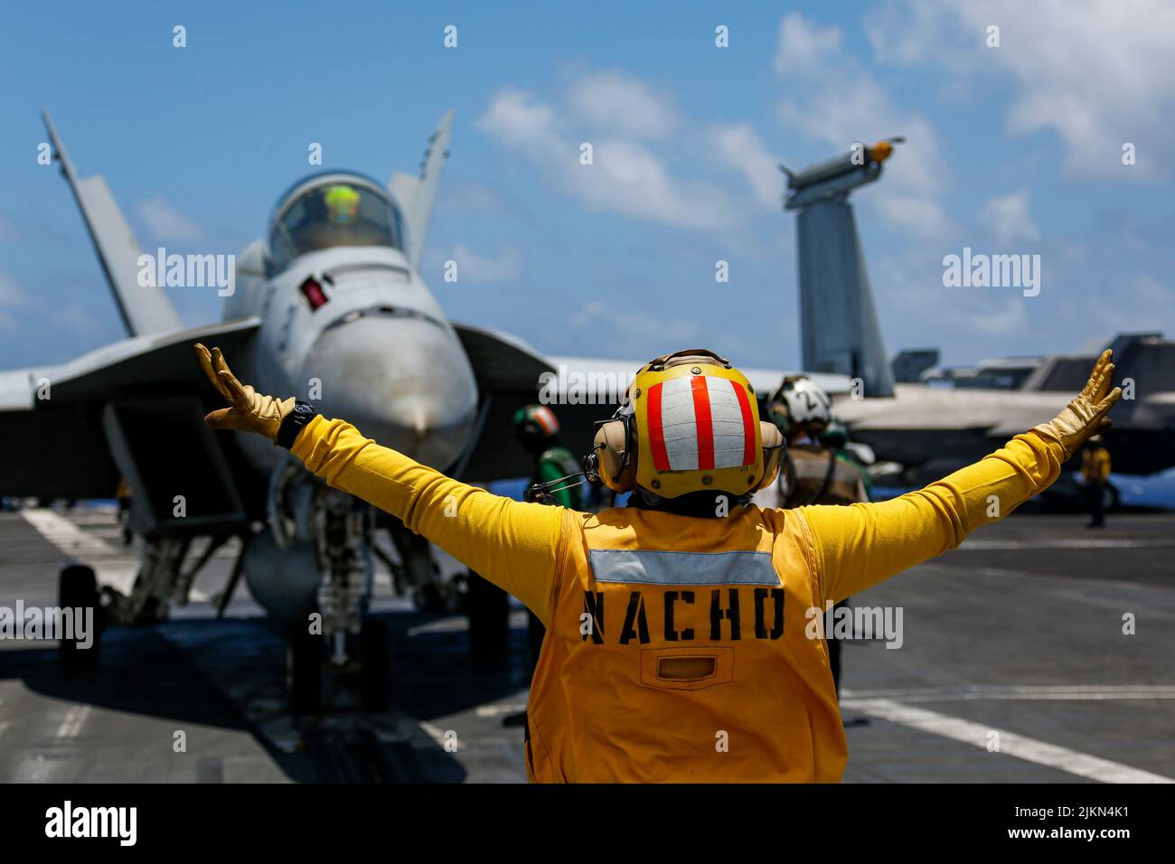 220730-N-MM912-2016 OCEANO PACIFICO (30 luglio 2022) Capo maggiore Aviazione Boatswain's Mate (Handling) Wilmarie Torres, da Porto Rico, dirige un F/A-18E Super Hornet, assegnato ai 'Tophatters' di Strike Fighter Squadron (VFA) 14, sul ponte di volo della portaerei di classe Nimitz USS Abraham Lincoln (CVN 72). Abraham Lincoln Carrier Strike Group sta conducendo operazioni di routine nella flotta degli Stati Uniti 3rd. (STATI UNITI Foto Navy di Mass Communication Specialist 3rd Classe Michael Singley) Foto Stock