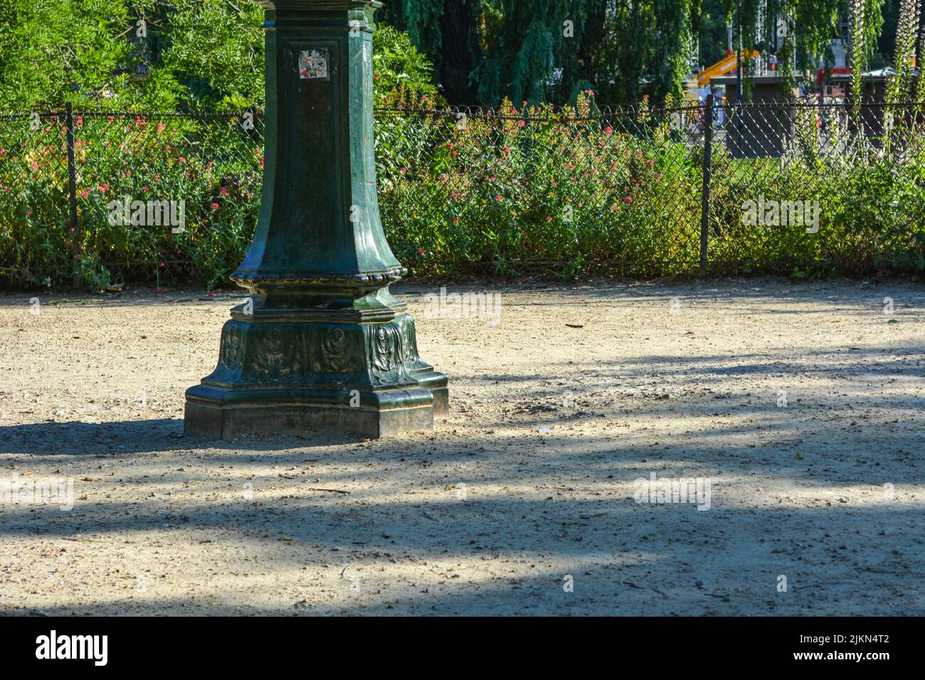 Un primo piano dell'iconica fontana Wallace a Parigi, in Francia, nel giardino con alberi e erba Foto Stock