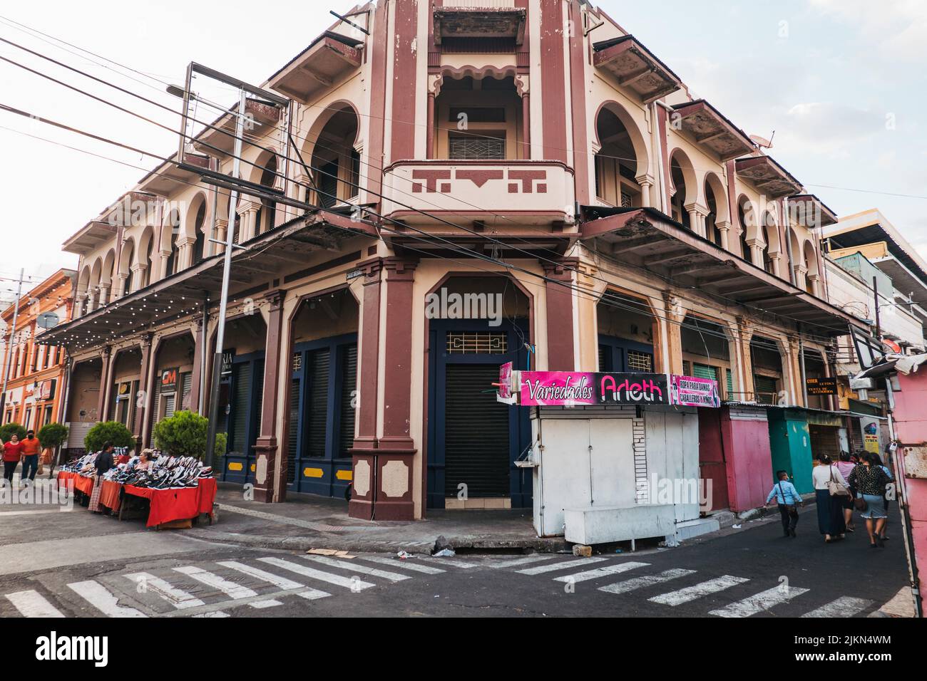 Un edificio in stile coloniale in Plaza Libertad, nel centro di San Salvador, El Salvador Foto Stock