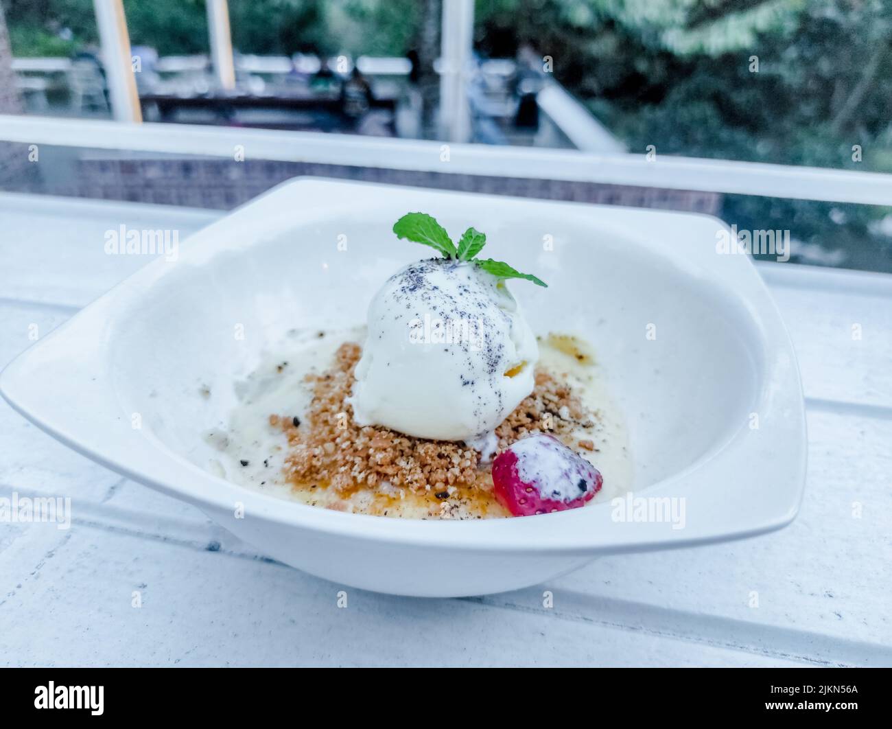 Un primo piano di un gelato Durian con fragola su tavolo bianco Foto Stock