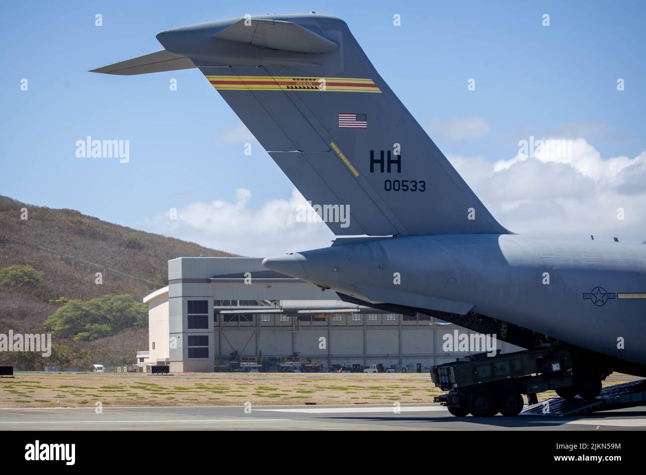 MARINE CORPS BASE HAWAII, Hawaii (1 agosto 2022) Un sistema di razzo di artiglieria ad alta mobilità del corpo marino degli Stati Uniti (HIMARS) sbanda una forza aerea degli Stati Uniti C-17 Globemaster durante un raid anfibio per un'esercitazione multinazionale di operazioni litorali come parte di Rim del Pacifico (RIMPAC) 2022, agosto 1. Ventisei nazioni, 38 navi, tre sommergibili, più di 170 aerei e 25.000 persone partecipano a RIMPAC dal 29 giugno al 4 agosto nelle Isole Hawaii e nella California meridionale. Il più grande esercizio marittimo internazionale del mondo, RIMPAC offre un'opportunità di formazione unica mentre fo Foto Stock