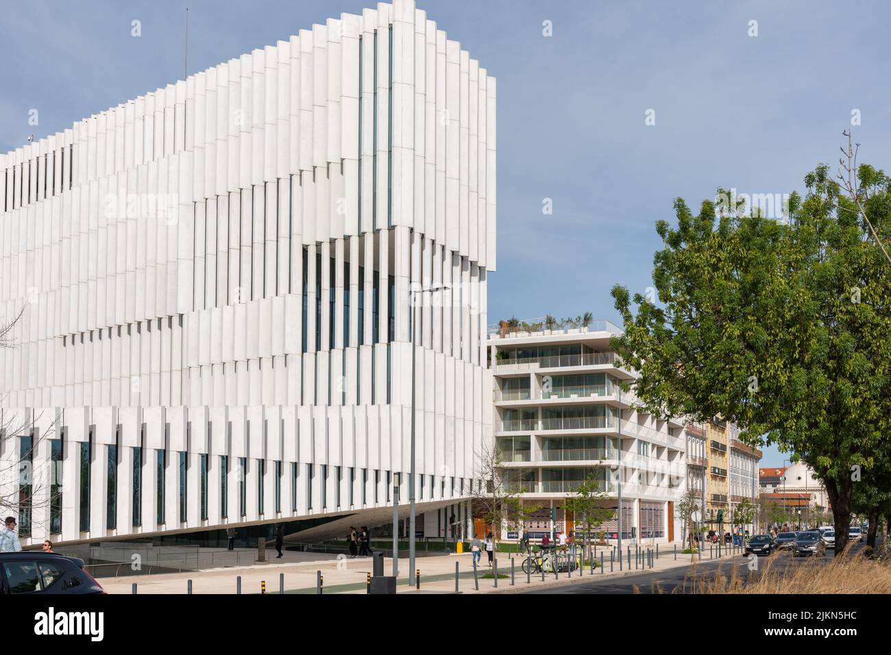 Gli edifici della sede EDP di Lisbona con vista sulla strada e un albero verde dalla destra Foto Stock