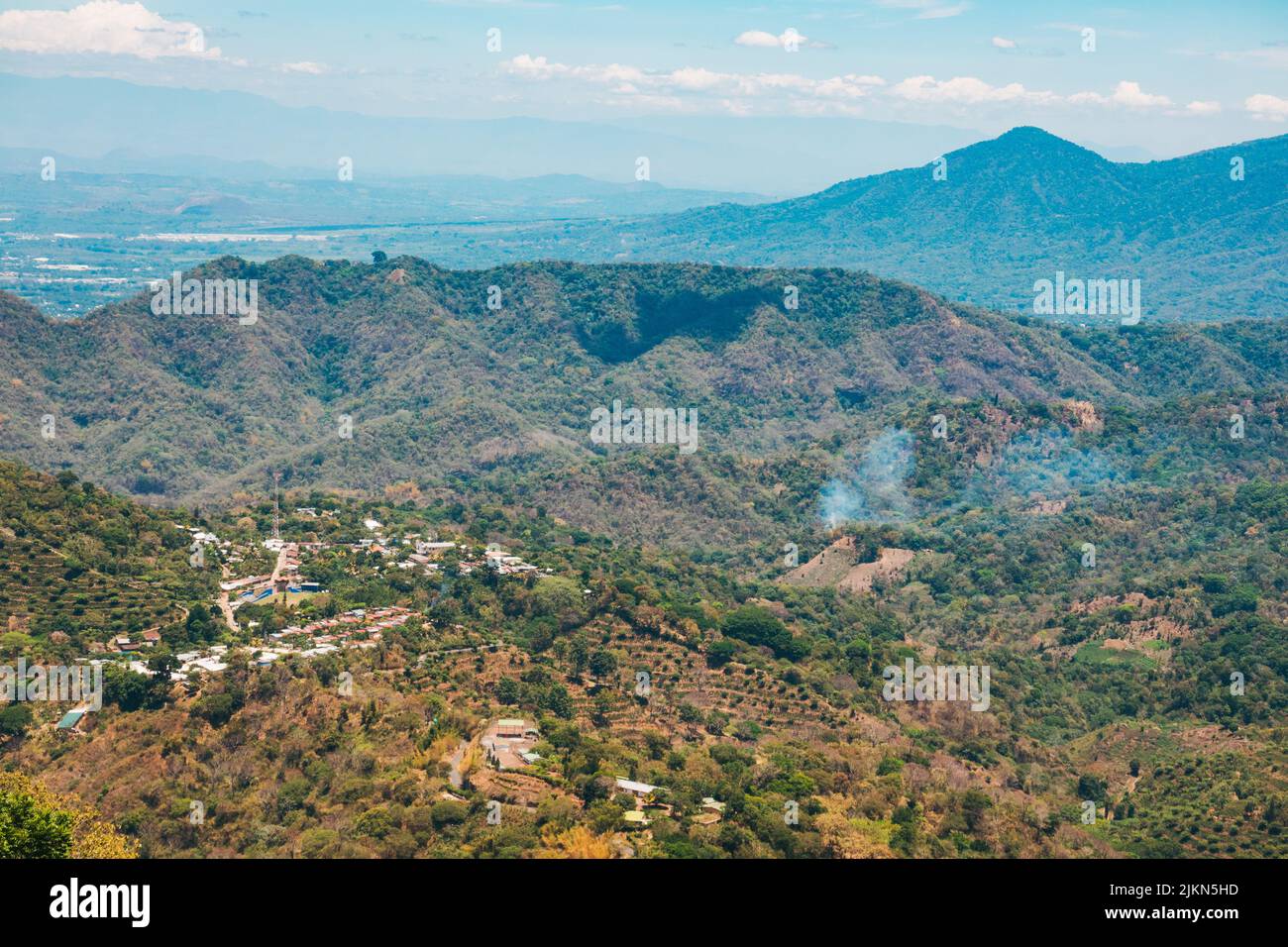 Guardando la piccola città rurale di Tornique, immerso nelle montagne nell'entroterra El Salvador Foto Stock