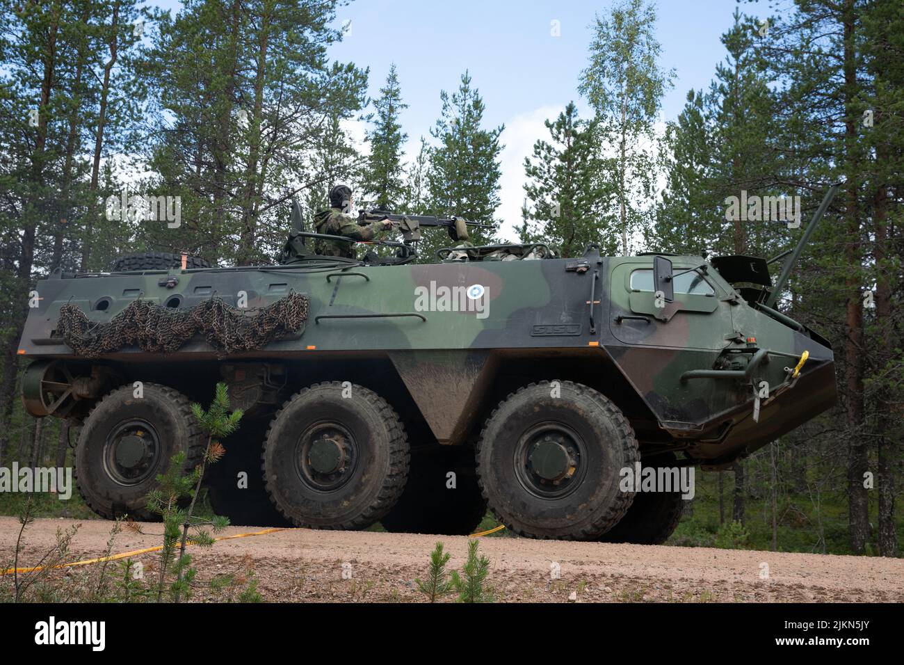 Un soldato finlandese assegnato a Jaeger Brigade conduce un attacco utilizzando un corriere finlandese di personale corazzato Sisu XA-180 durante il Ryske 22 presso la Rovajärvi Training Area, Finlandia, 28 luglio 2022. Ryske 22 è un esercizio di formazione congiunto condotto da Stati Uniti, Finlandia e Norvegia per rafforzare le relazioni e contribuire a costruire l'interoperabilità tra le nazioni partner. La BCT del 2nd fa parte della Divisione Airborne del 101st (Air Assault), sotto il comando e il controllo del V corpo, il corpo dispiegato in avanti in Europa, che collabora con gli alleati della NATO e i partner della sicurezza regionale per garantire la credibilità dei combattimenti Foto Stock