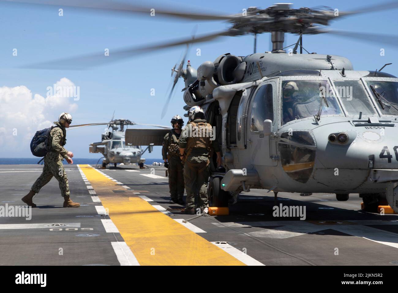 220801-N-XN177-1171 OCEANO PACIFICO (AGOSTO 1, 2022) – Joel B Lang si imbarca su un elicottero MH-60s Sea Hawk assegnato a Helicopter Sea Combat Squadron (HSC) 23 mentre parte il vettore d'assalto anfibio USS Tripoli (LHA 7), 1 agosto 2022. Tripoli opera nell'area operativa della flotta USA 7th per migliorare l'interoperabilità con alleati e partner e servire come forza di risposta pronta a difendere la pace e mantenere la stabilità nella regione Indo-Pacific. (STATI UNITI Foto Navy di Mass Communication Specialist 1st Classe Peter Burghart) Foto Stock