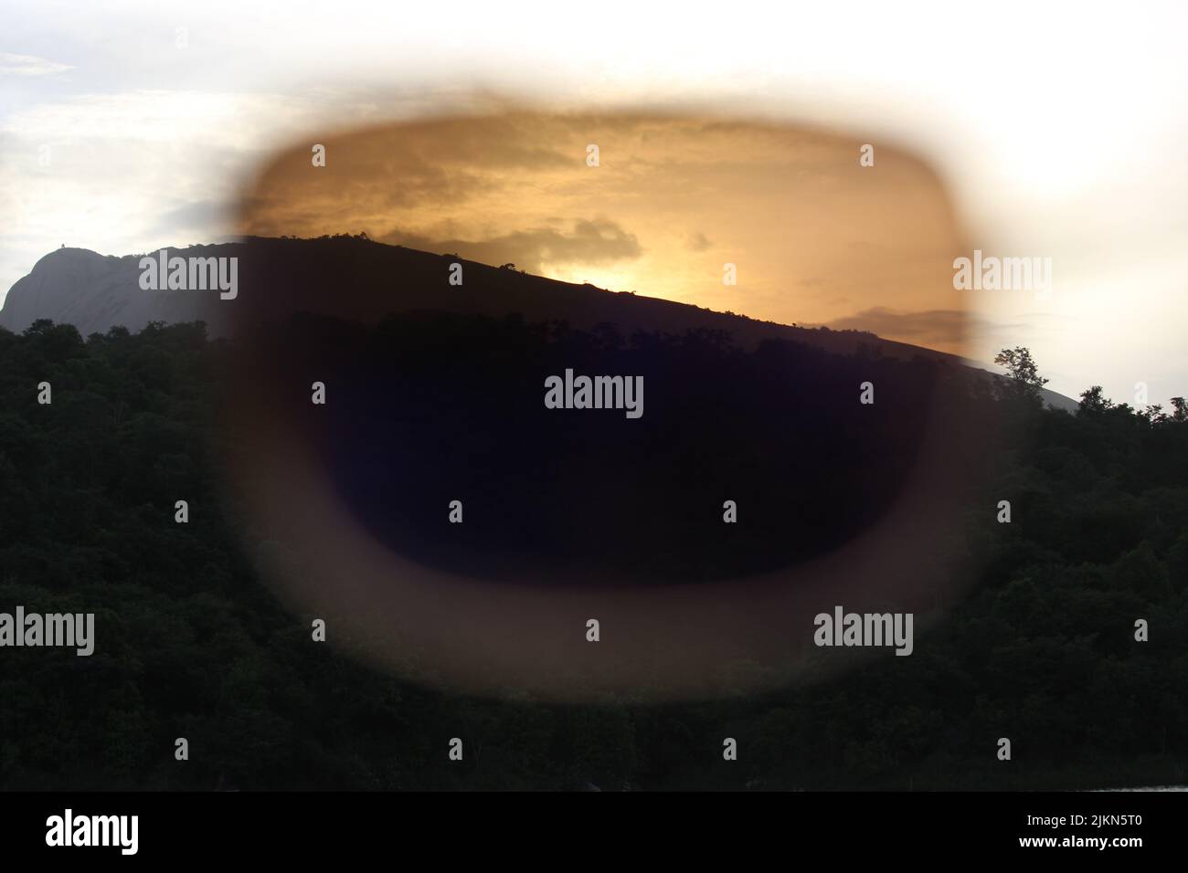 Un primo piano di montagna attraverso la lente di occhiali da sole Foto Stock