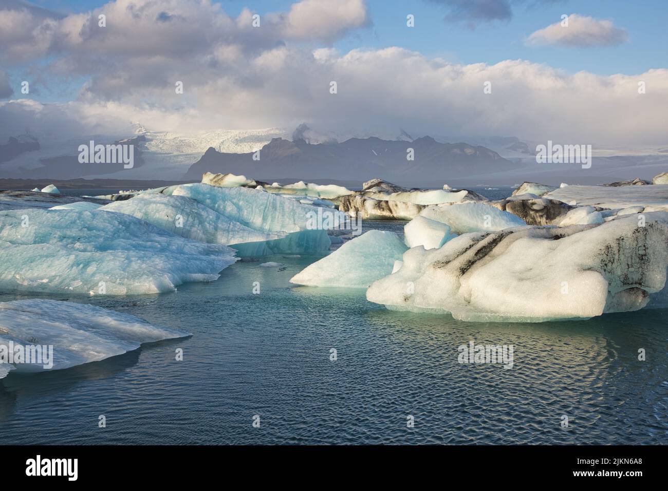 Un'immagine panoramica di Jokulsarlon, un lago glaciale nel sud dell'Islanda Foto Stock