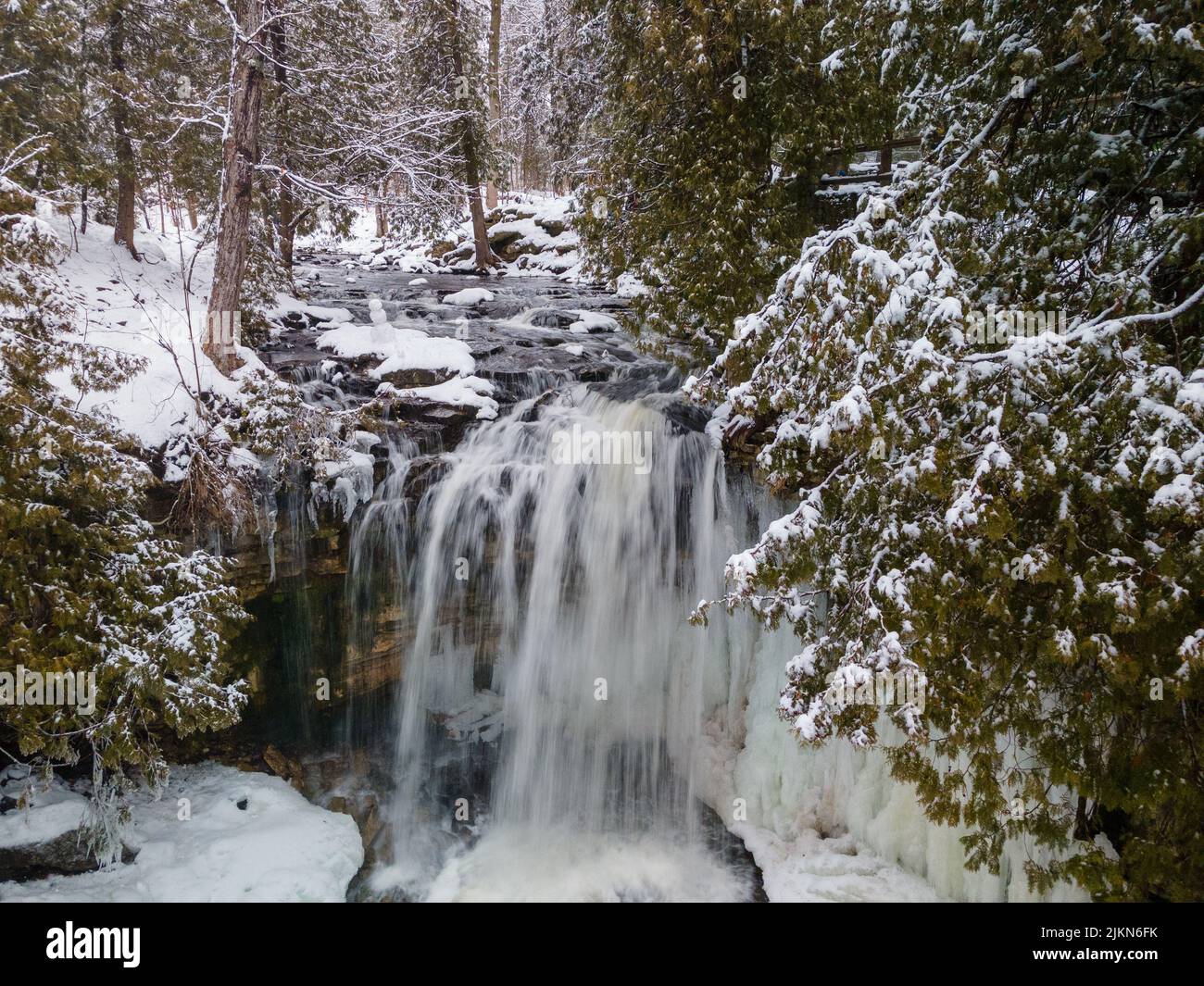 Una vista panoramica di una cascata in inverno nell'Hilton Falls Conservation Area in Ontario, Canada Foto Stock