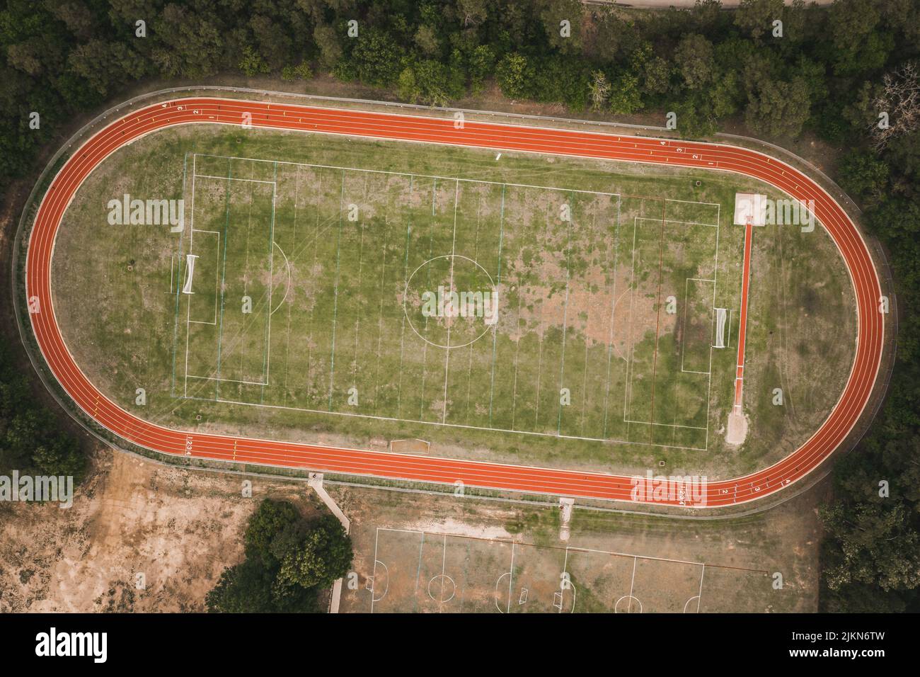 Una ripresa aerea di un campo da calcio verde e di piste rosse Foto Stock