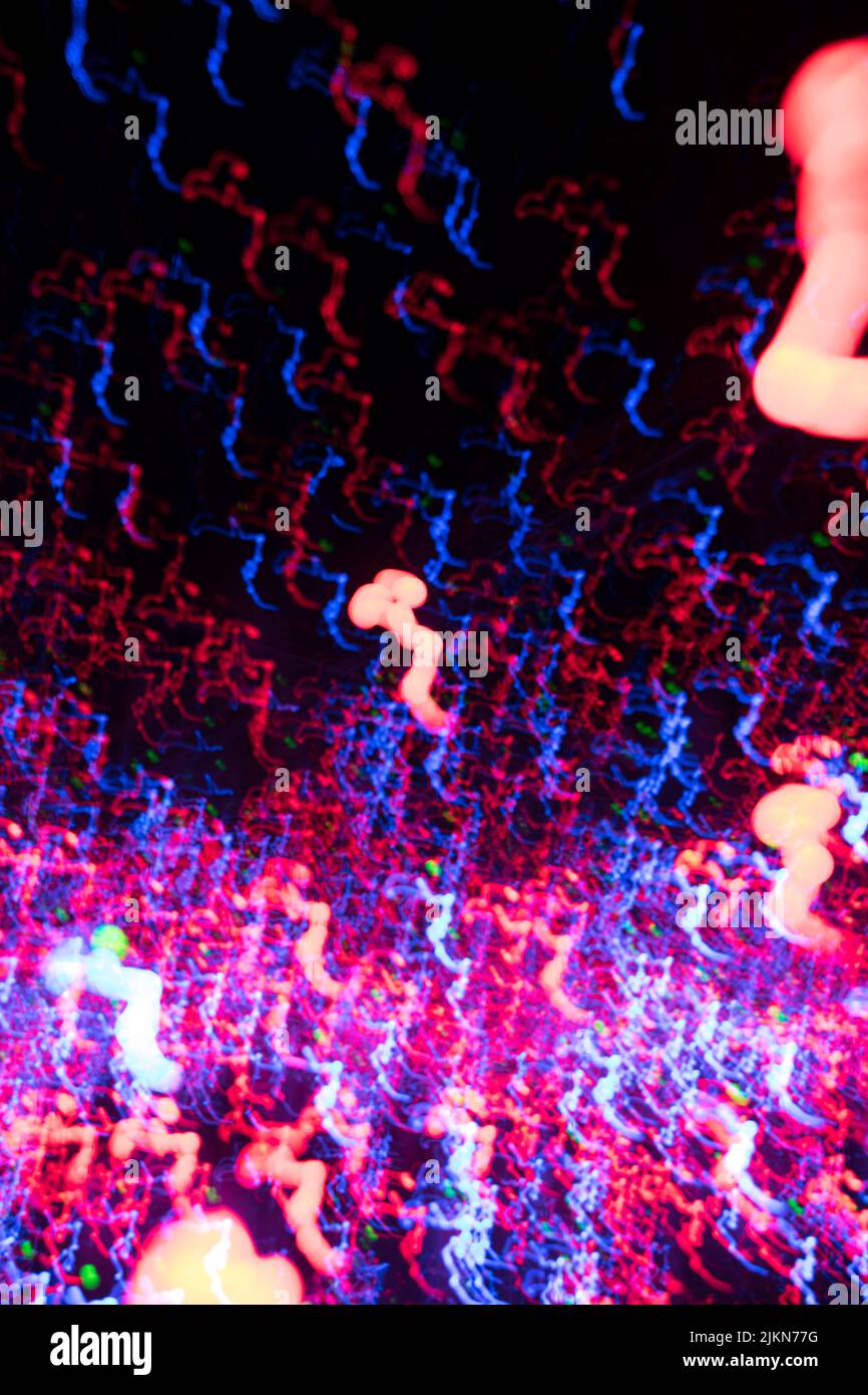 Linee di luce colorate astratte su sfondo nero, arte della luce Foto Stock