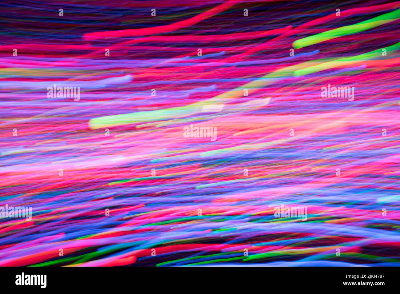 Linee di luce colorate astratte su sfondo nero, arte della luce Foto Stock