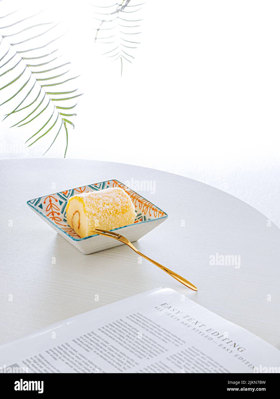 Una foto verticale di allestimento da tavolo con dessert svizzero su sfondo bianco Foto Stock