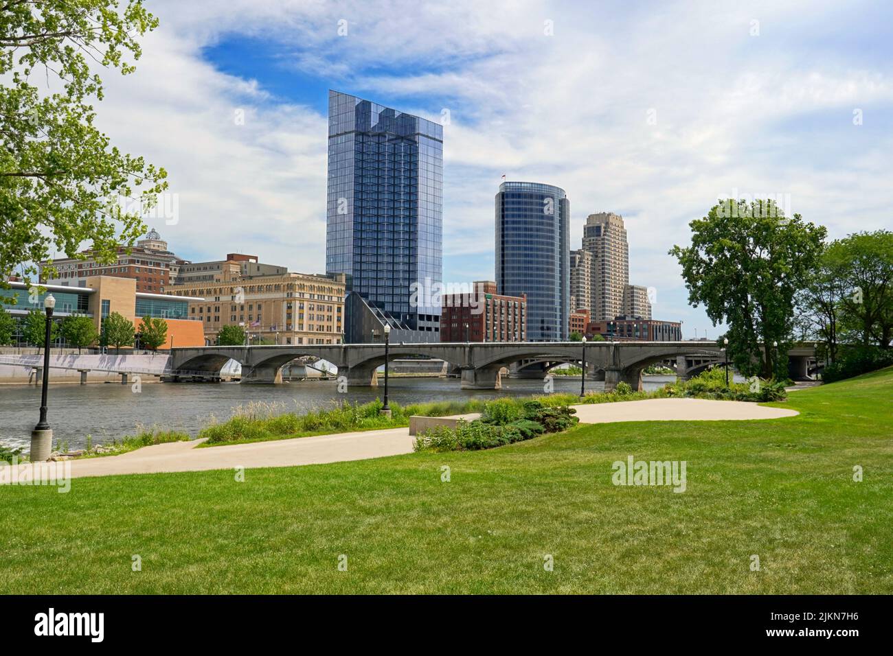 Paesaggio urbano di Grand Rapids Michigan in una giornata estiva. Foto Stock