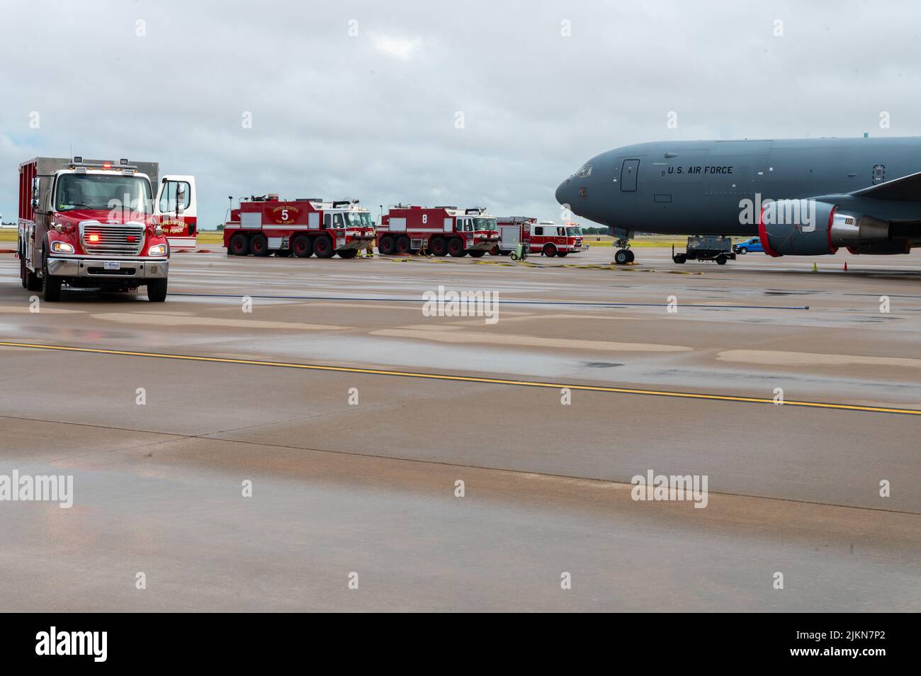 I vigili del fuoco di McConnell, 22nd della Civil Engineering Squadron, arrivano sul luogo di un incidente simulato durante un importante esercizio di risposta agli incidenti del 29 luglio 2022, presso la McConnell Air Force base, Kansas. L'esercizio è stato completato per garantire che McConnell Airmen sia preparato per qualsiasi emergenza. (STATI UNITI Air Force foto di Airman 1st Classe Brenden Beezley) Foto Stock
