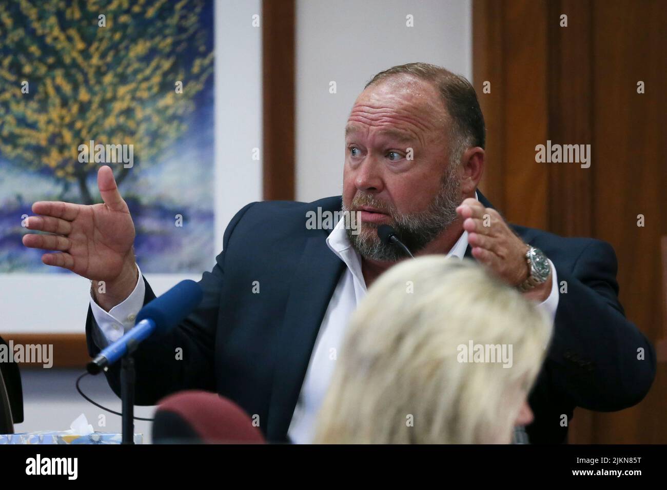 Austin, Texas, Stati Uniti. 2nd ago 2022. ALEX JONES è chiamato a testimoniare presso il tribunale della contea di Travis martedì 2 agosto 2022, ad Austin. Jones è stato trovato per aver diffamato i genitori di uno studente Sandy Hook per aver chiamato l'attacco una bufala. (Credit Image: © Briana Sanchez via ZUMA Press Wire) Foto Stock