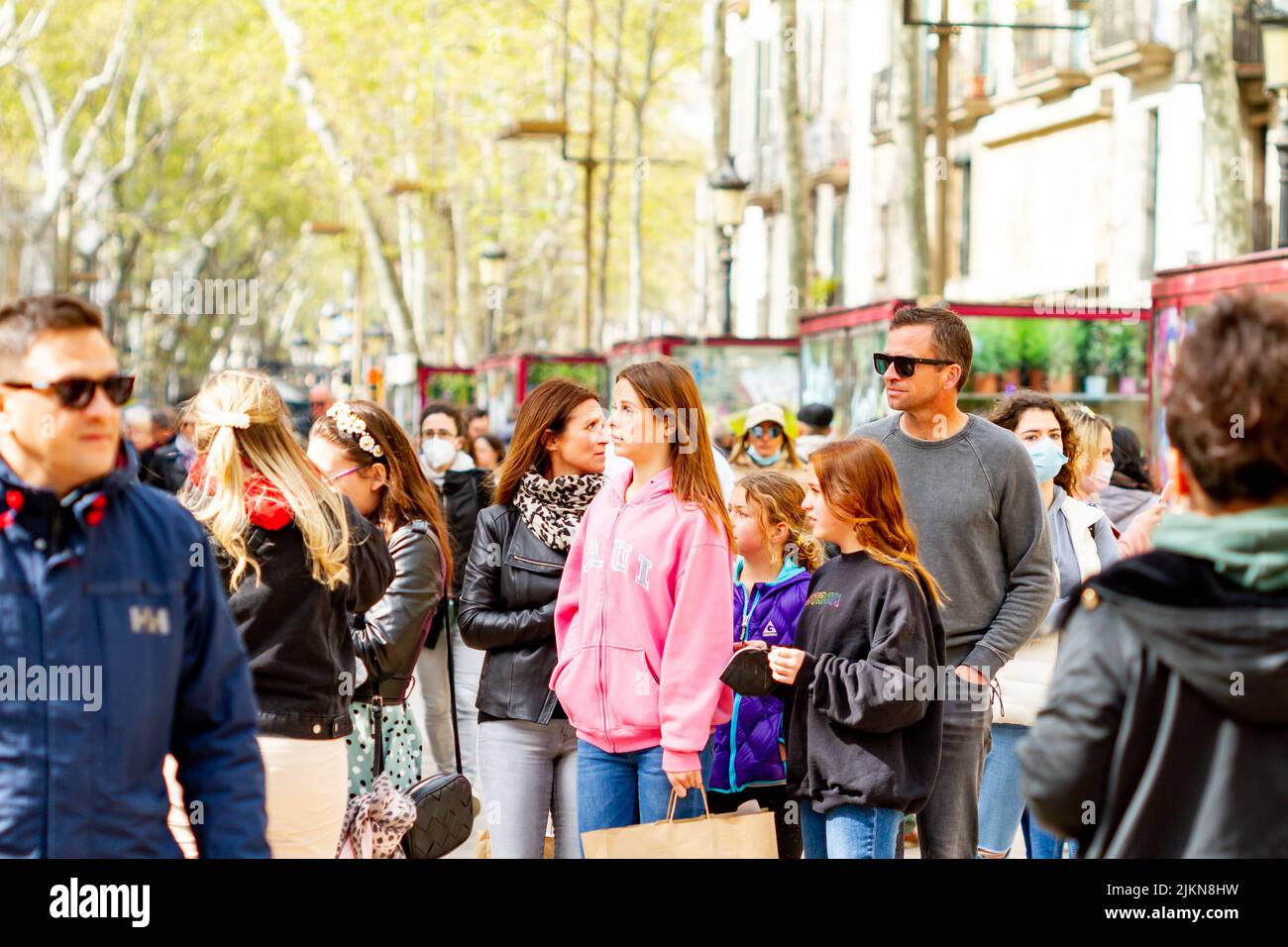 BARCELLONA, SPAGNA - 4 APRILE 2022: La Rambla di Barcellona piena di gente che cammina lungo la strada più trafficata di Barcellona (Spagna). Foto Stock
