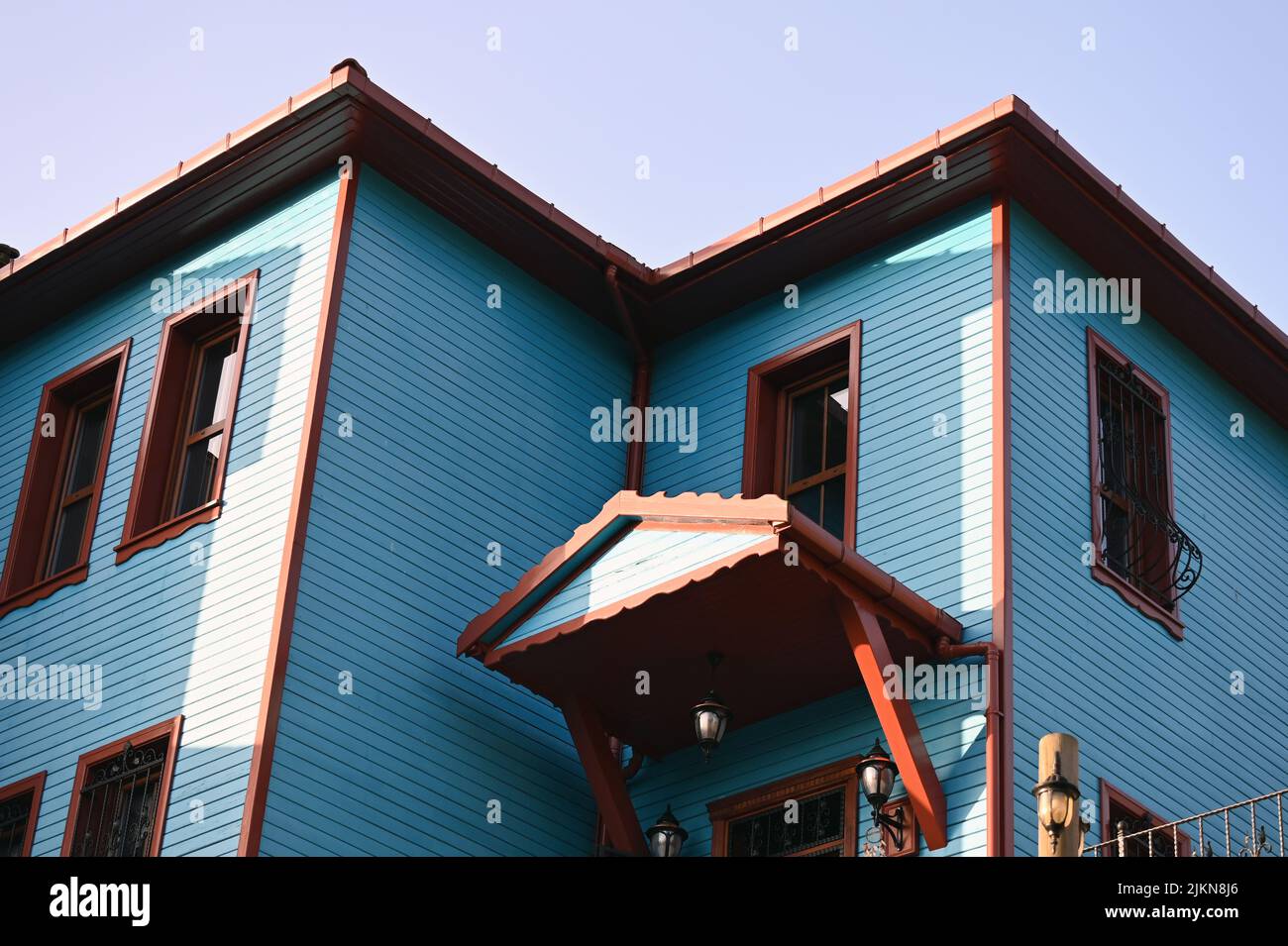 Un basso angolo di uno stile vintage di un edificio blu con un tetto arancione Foto Stock