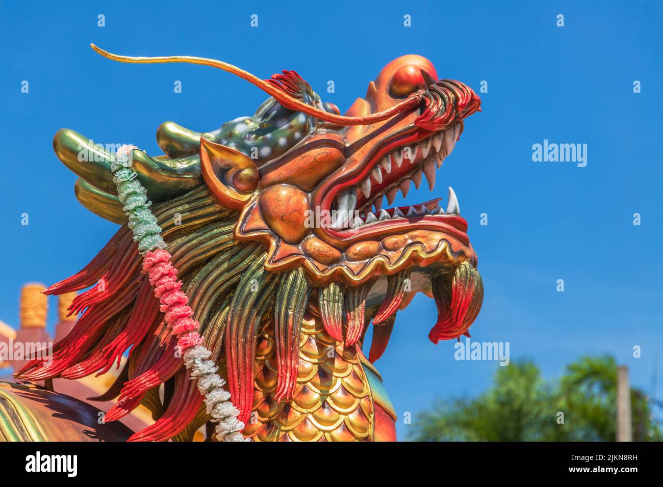 Un drago cinese in un tempio a Chonburi, Thailandia Foto Stock