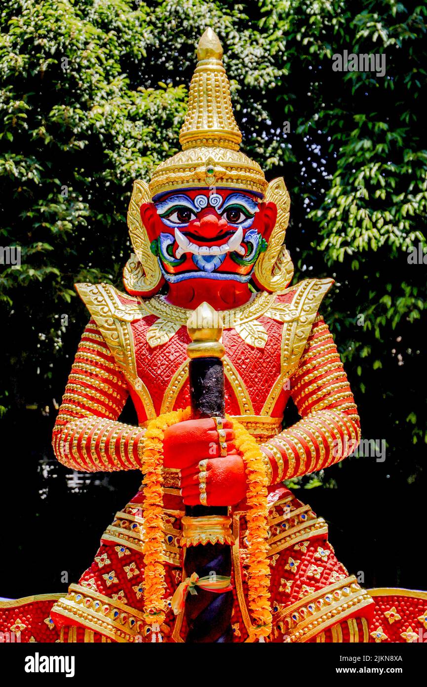 Un guardiano del tempio a Chonburi, Thailandia Foto Stock