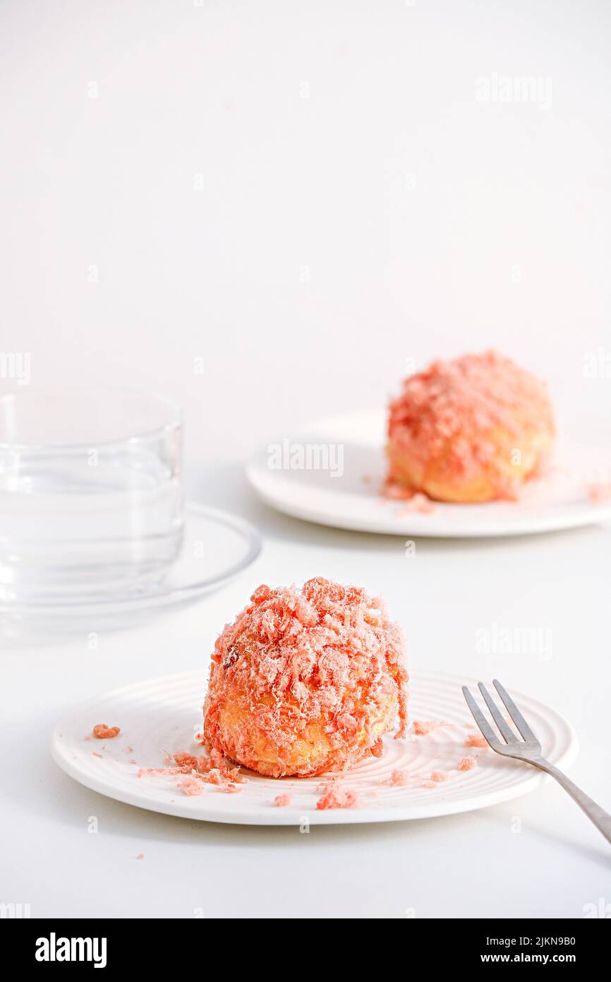 Un colpo verticale di dolce pop torta su un piatto su uno sfondo bianco Foto Stock