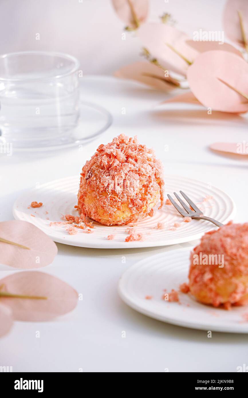Un colpo verticale di dolce pop torta su un piatto su un tavolo Foto Stock