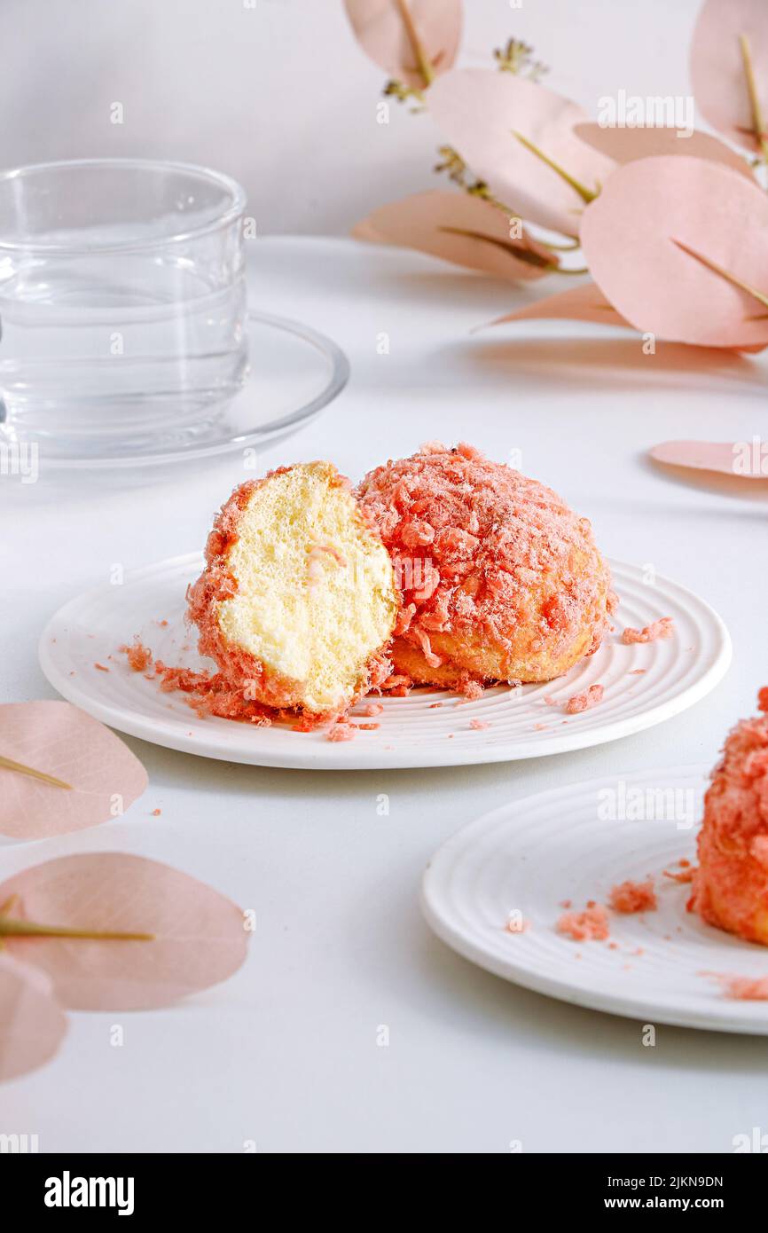Un colpo verticale di dolce pop torta su un piatto su un tavolo Foto Stock