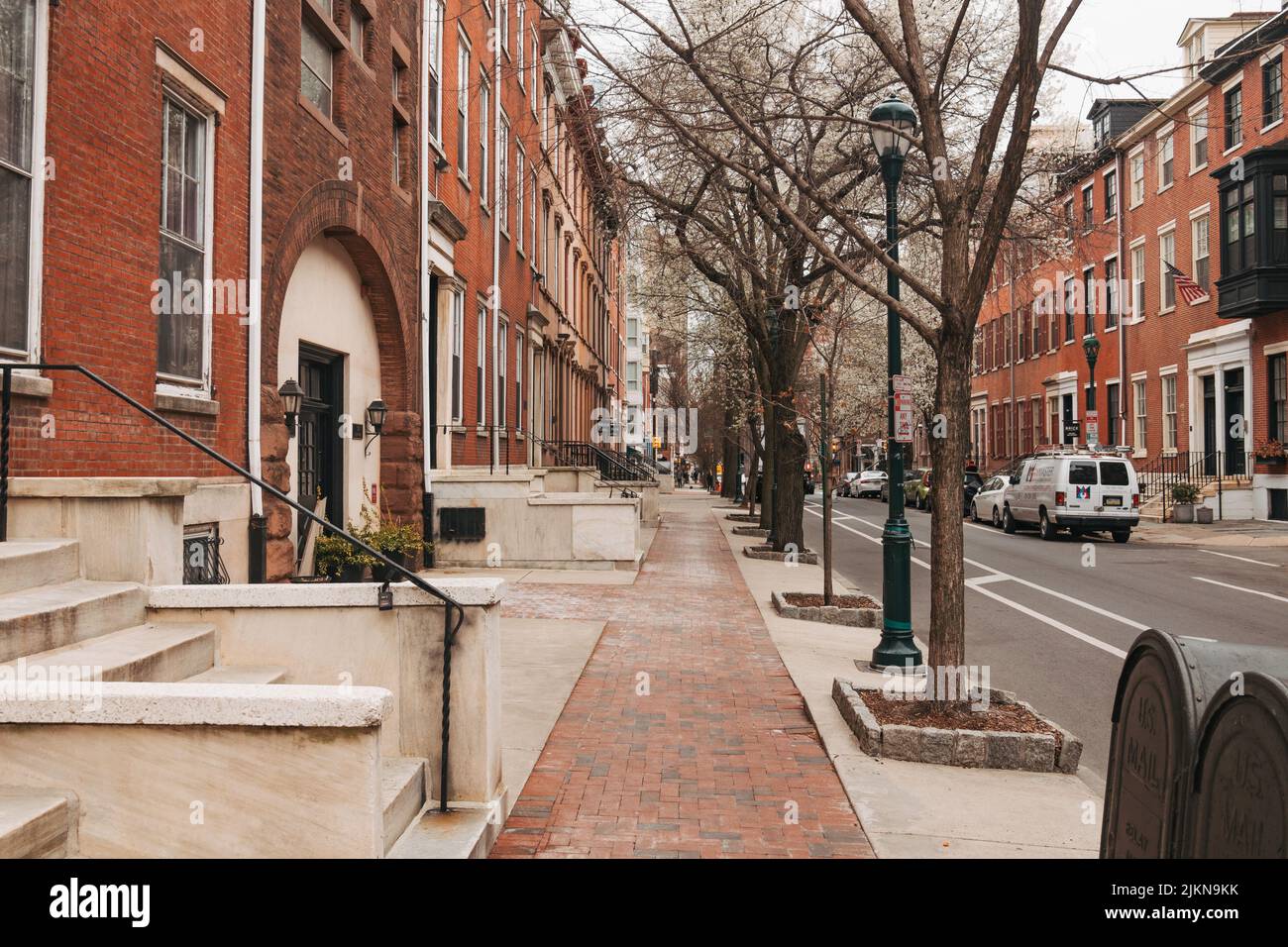 Case a schiera in mattoni ordinate e ordinate su Spruce Street a Philadelphia, USA Foto Stock