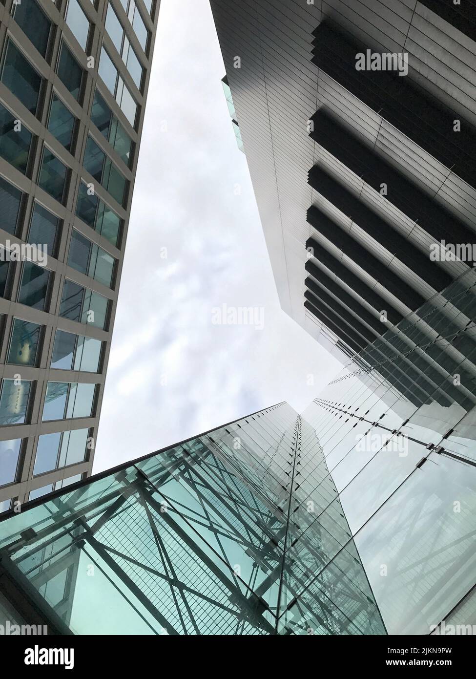 Un basso angolo di grattacieli moderni contro il cielo nuvoloso a Manchester, Inghilterra Foto Stock