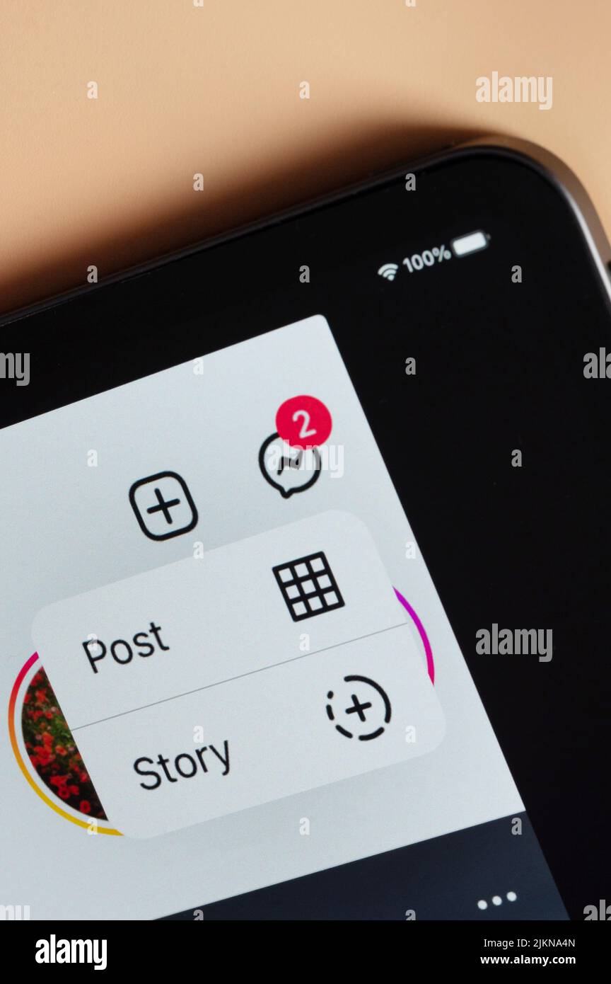 New york, USA - 2 agosto 2022: Creazione di nuovi post o storie in instagram sullo schermo dello smartphone in primo piano Foto Stock