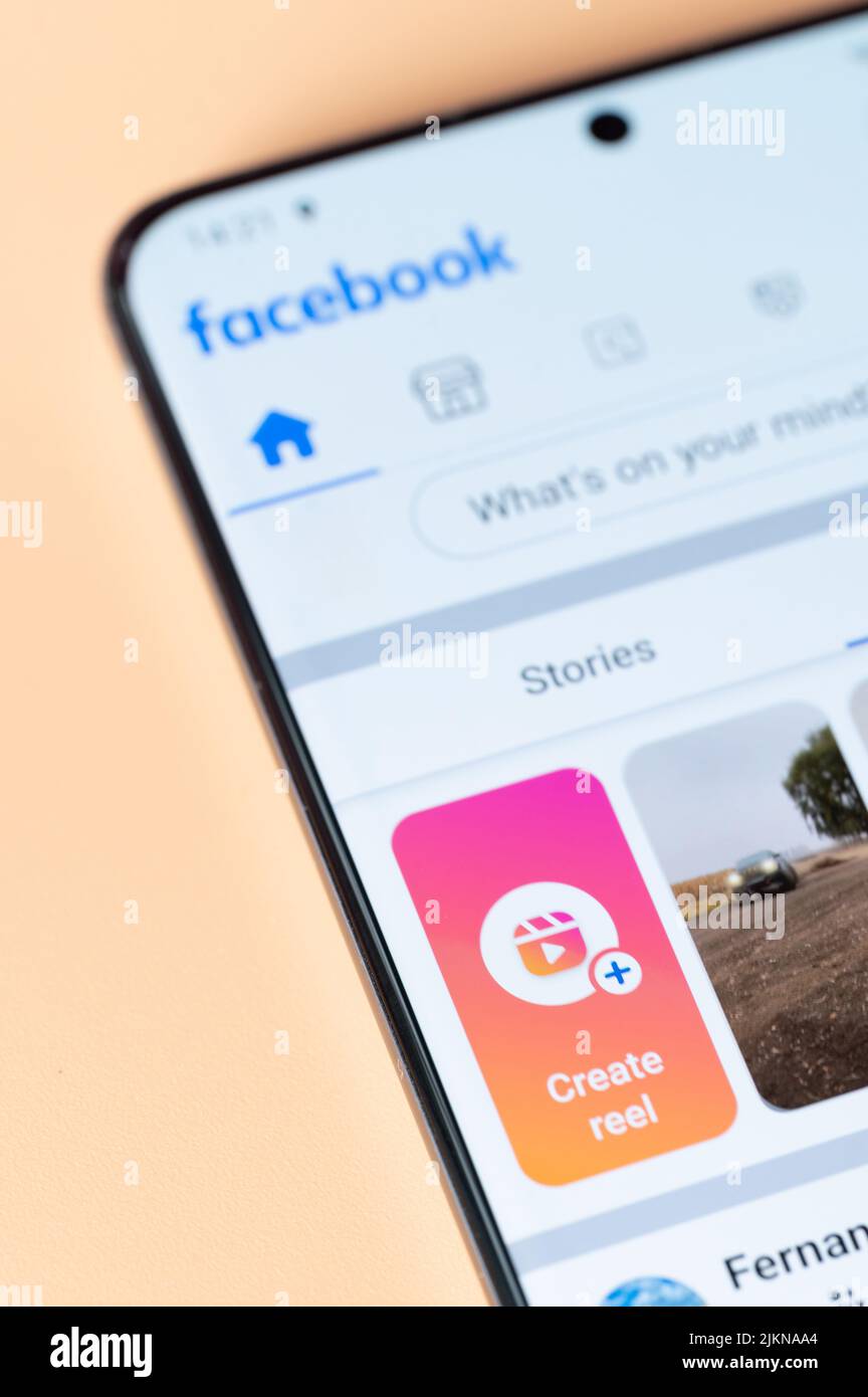 New york, USA - 2 agosto 2022: Realizzazione di video reel per facebook in app sullo schermo dello smartphone in primo piano Foto Stock