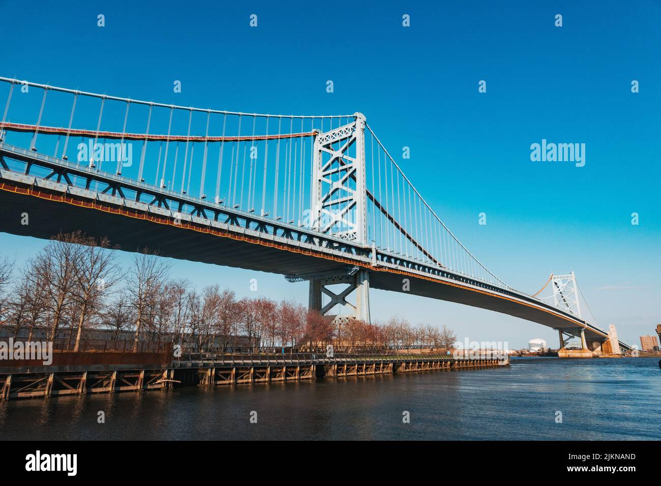 Il Benjamin Franklin Bridge sul fiume Delaware visto dal lato di Philadelphia Foto Stock
