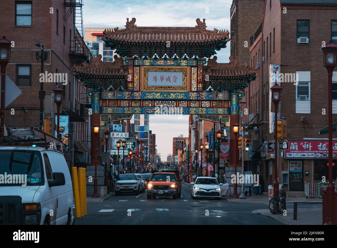 Si affaccia su una strada cittadina a Chinatown, Philadelphia, USA Foto Stock
