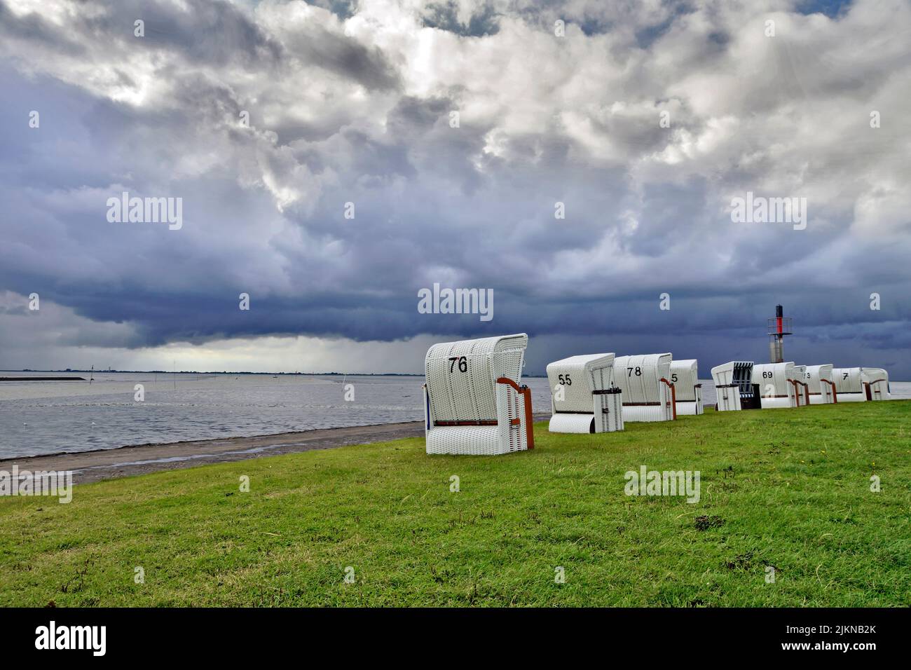 La spiaggia della città di Buesum con sedie a sdraio, Schleswig-Holstein, Germania Foto Stock