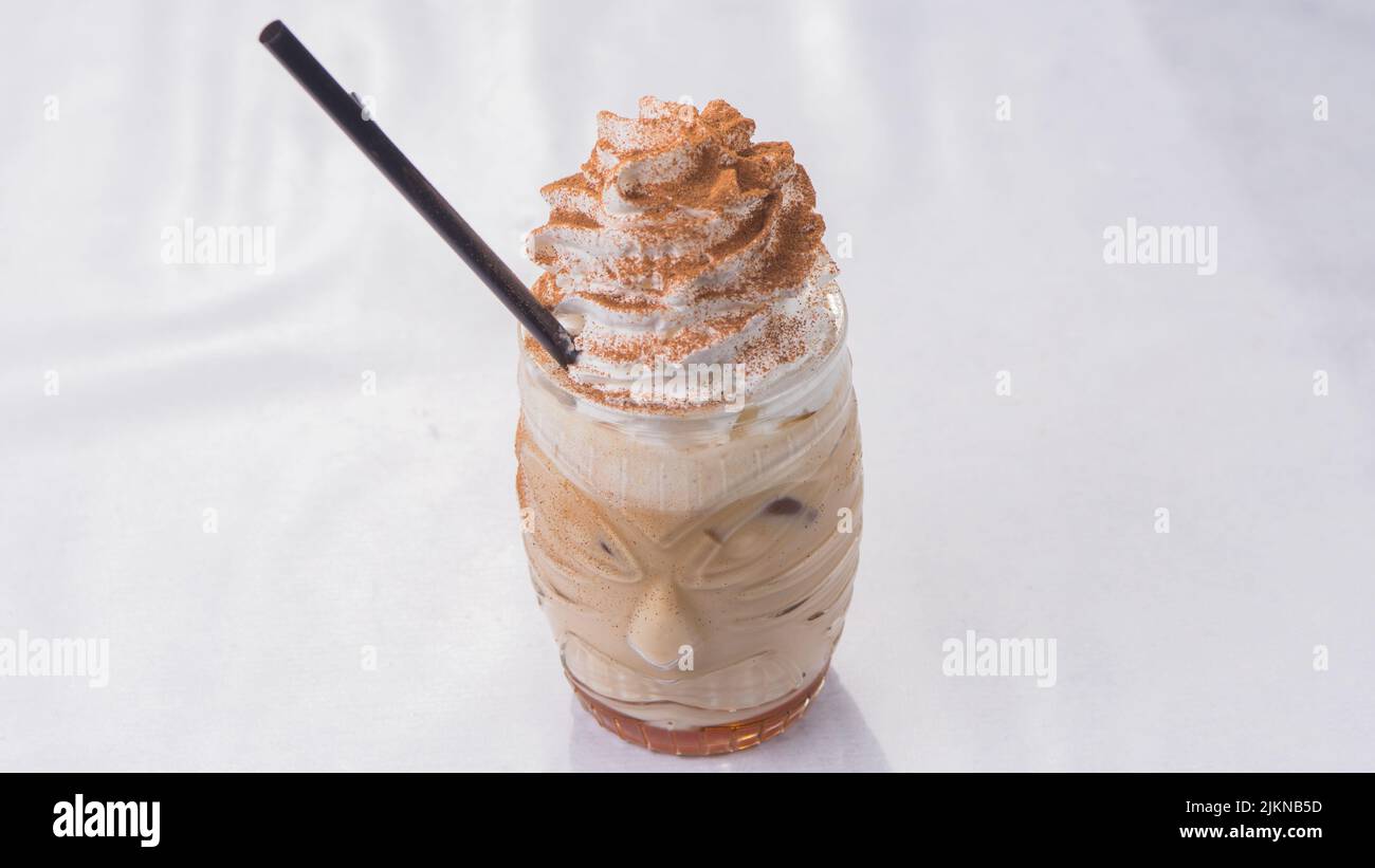Il caffè freddo con caramelle di cotone e gelato alla vaniglia Foto Stock