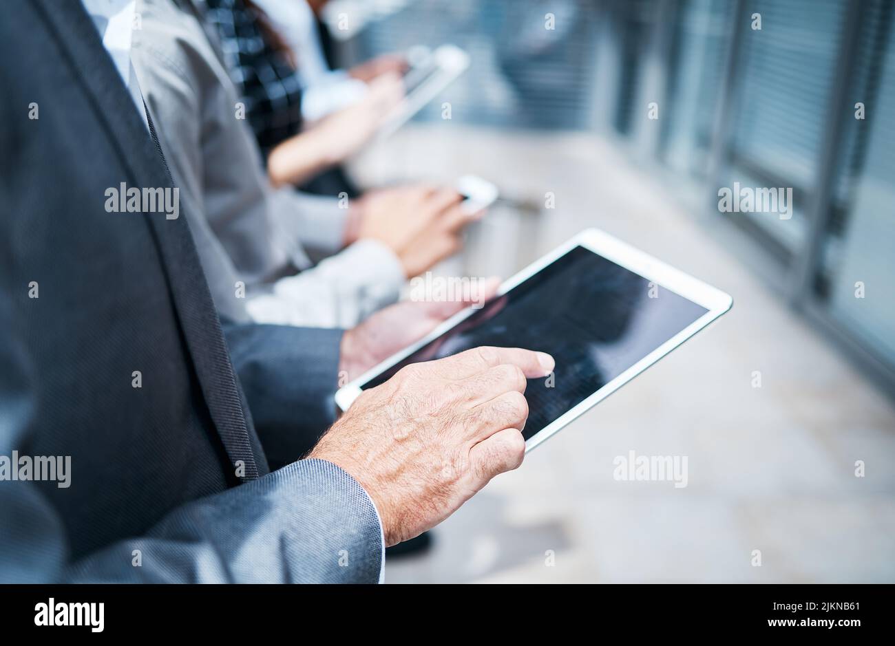 Far crescere la mia azienda un tocco alla volta. Uomini d'affari che utilizzano vari dispositivi. Foto Stock