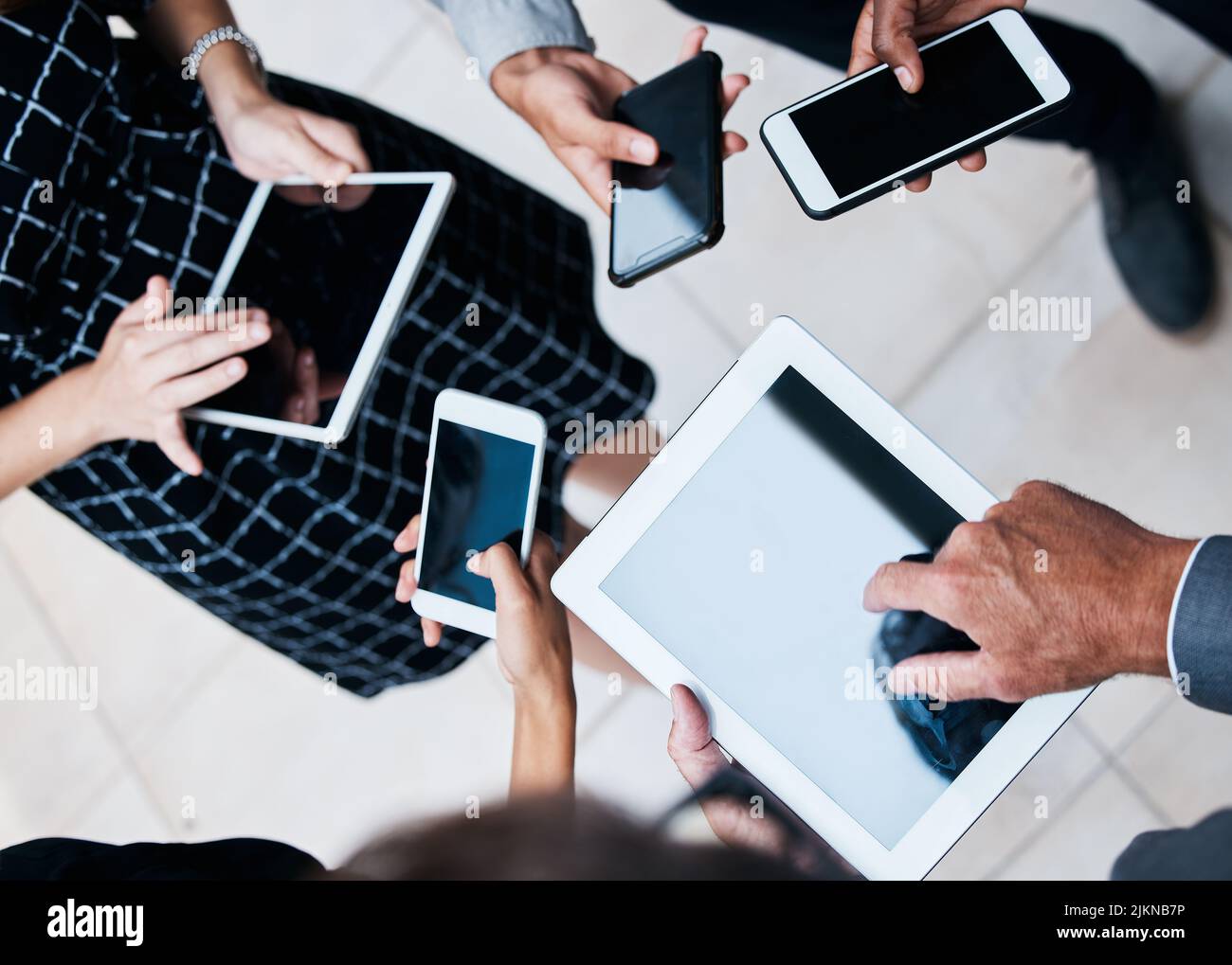 Un piccolo dispositivo può creare opportunità così grandi. Le mani di uomini d'affari che utilizzano vari dispositivi. Foto Stock