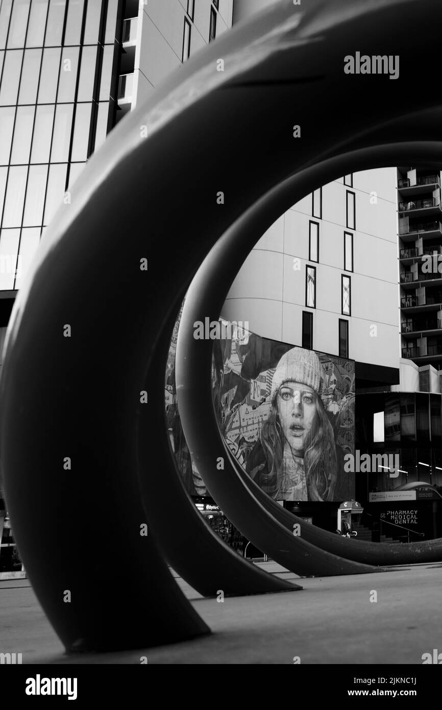 Un'immagine verticale in scala di grigi dell'arte pubblica vicino al Docklands Stadium, Melbourne. Australia. Foto Stock