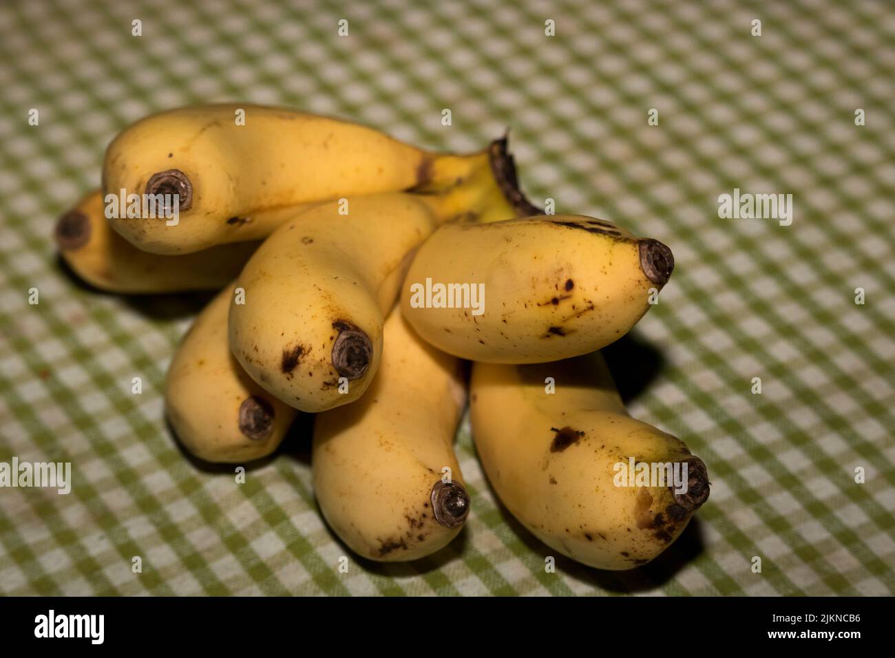 Banana maturata su un tavolo Foto Stock