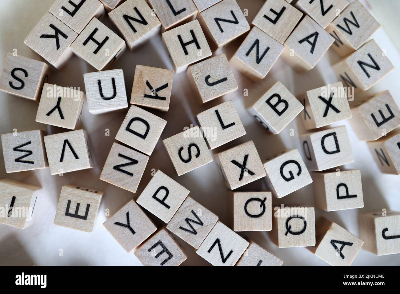Sfondo di cubi di legno con lettere per l'apprendimento dell'alfabeto. Foto Stock