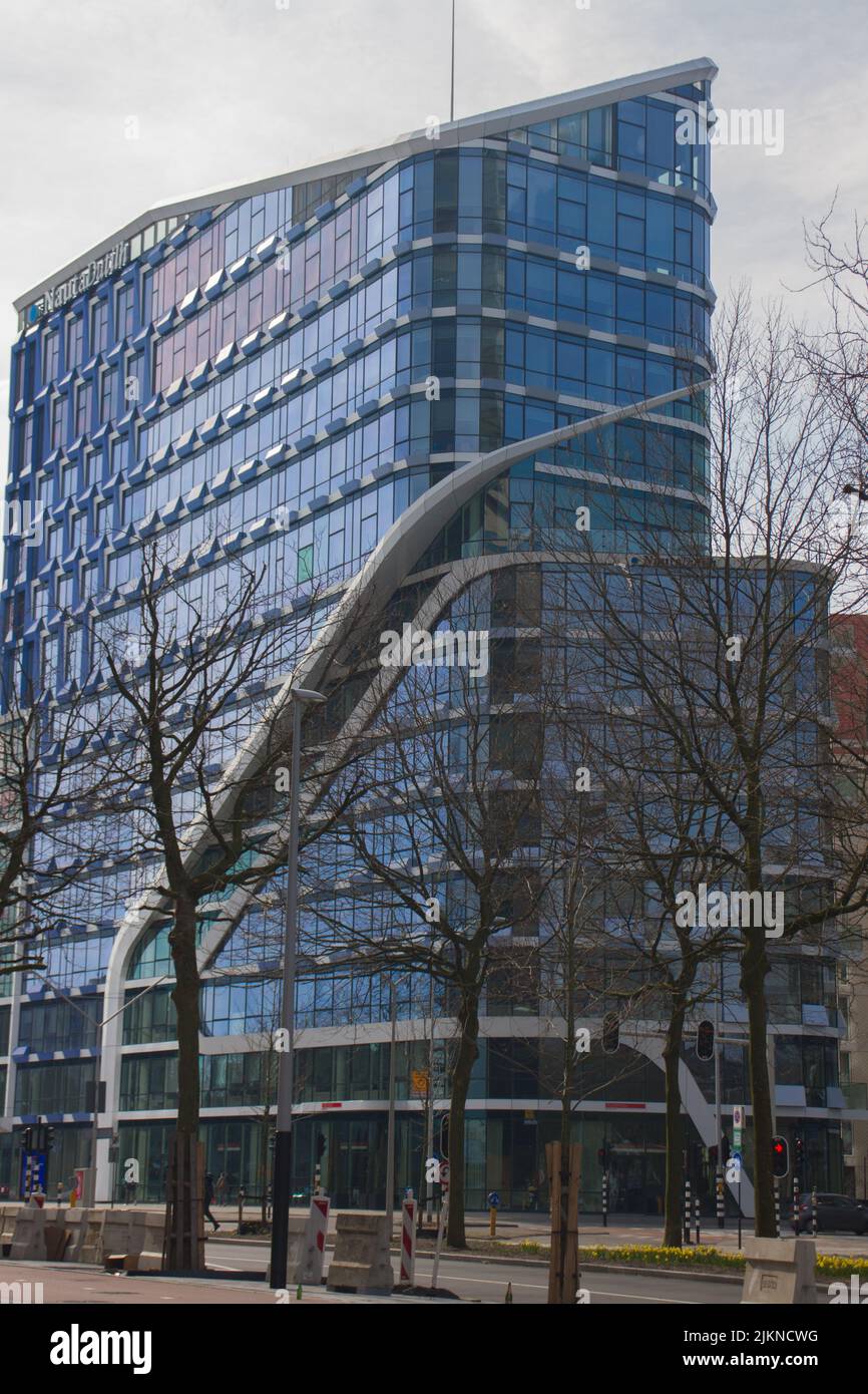 Un bellissimo scatto di 400 edificio Beethovenstraat contro il cielo nuvoloso durante il giorno ad Amsterdam Zuid, nei Paesi Bassi Foto Stock