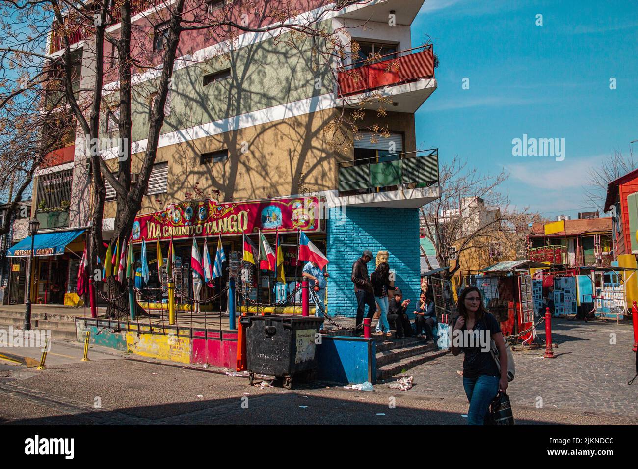 Una foto di persone e case colorate caratteristiche di Caminito, la Boca, Buenos Aires Argentina Foto Stock