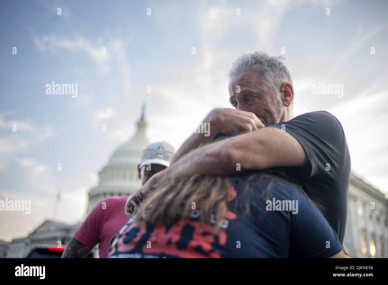 Il comico e attivista Jon Stewart, a destra, abbraccia RosieTorres, moglie del veterano le Roy Torres che soffre di malattie legate alla sua esposizione ai box di combustione in Iraq, dopo che il Senato ha approvato IL PACT Act, un disegno di legge per estendere i benefici sanitari per i veterani esposti a pozzi di combustione tossici, Al Campidoglio degli Stati Uniti a Washington, DC martedì 2 agosto 2022. I dimostranti di gruppi di veterani per i diritti, tra cui il progetto dei Guerrieri feriti, Burn Pit 360 e la Legione americana, sono rimasti fuori dal Campidoglio per protestare dalla scorsa settimana, chiedendo al Senato di approvare il disegno di legge. Foto di Bonnie Cash/UPI Foto Stock