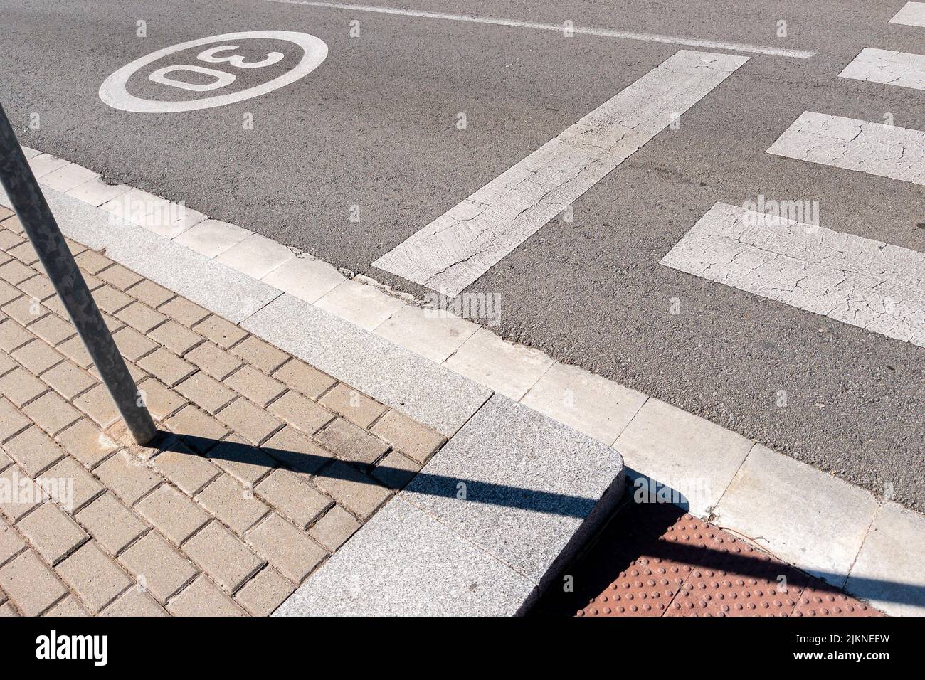 Un'immagine verticale di una strada con segnaletica stradale in una città Foto Stock
