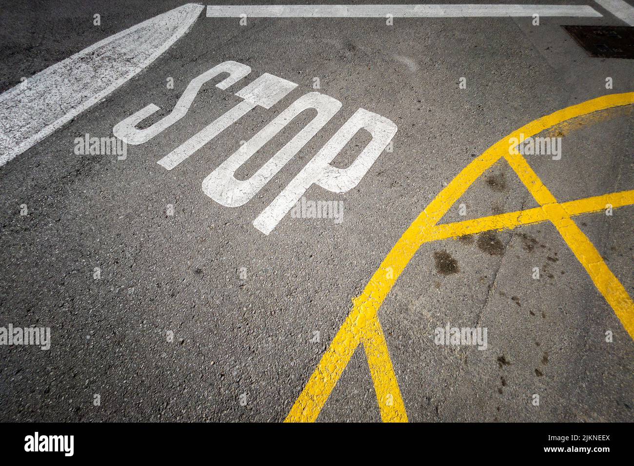 Un'immagine verticale di una strada con una segnaletica stradale di stop in una città Foto Stock