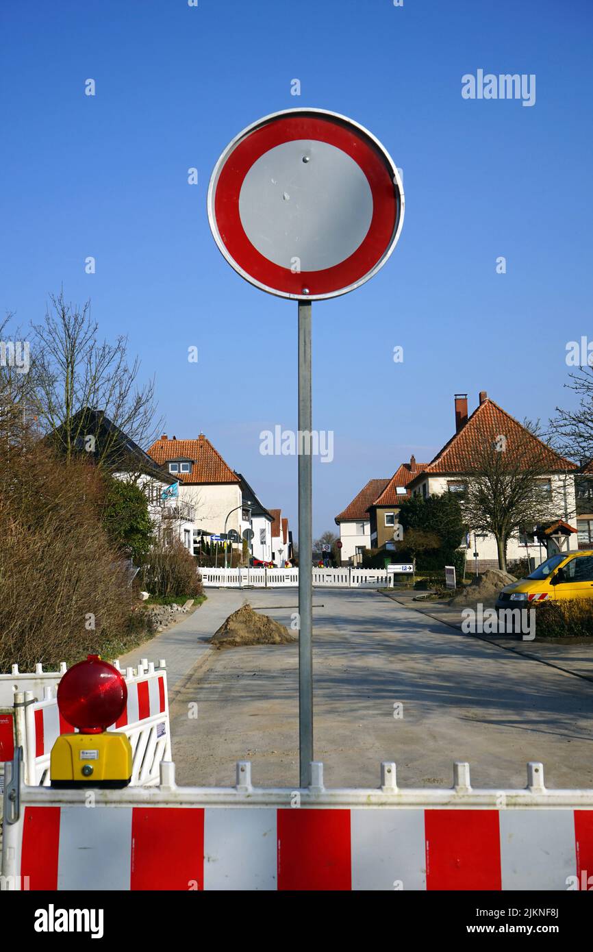 Un cartello stradale al centro delle case Foto Stock