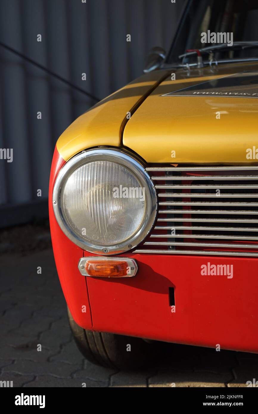 Un bellissimo scatto di una vettura vintage rossa e gialla Foto Stock