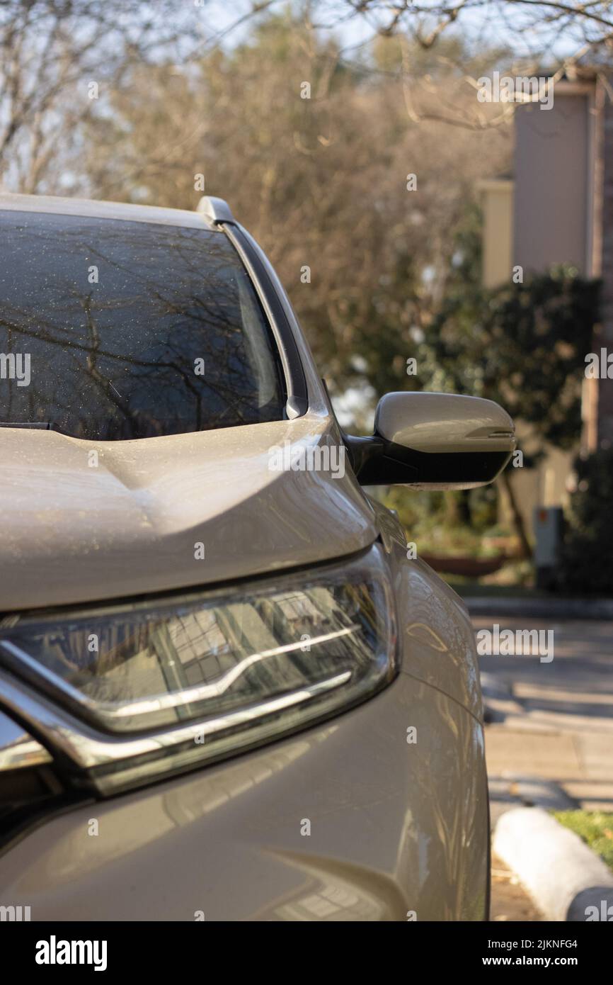 Un suv veicolo sportivo in un piccolo quartiere Foto Stock