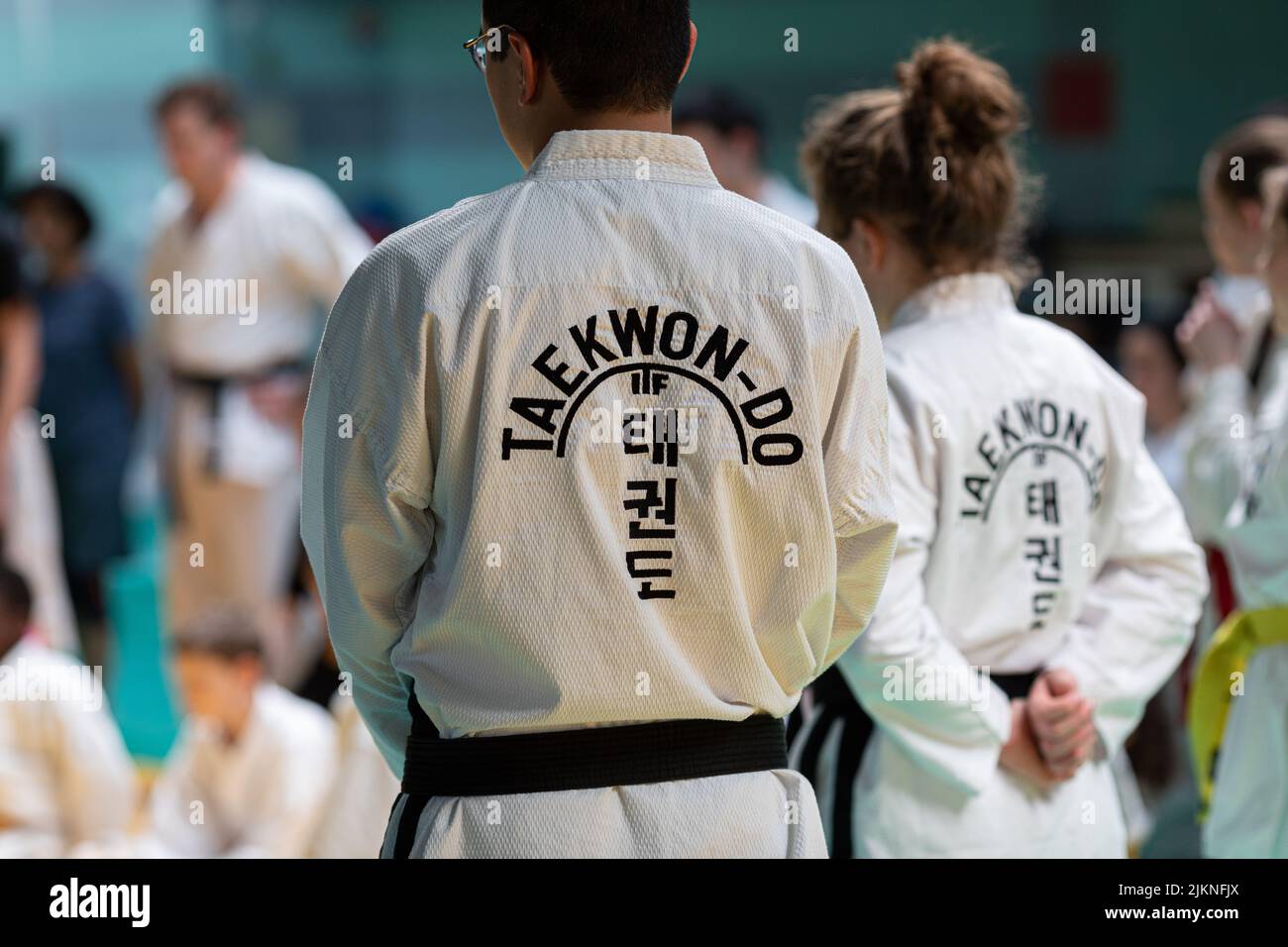 Un primo piano delle spalle delle persone in Taekwon-do kimono Foto Stock