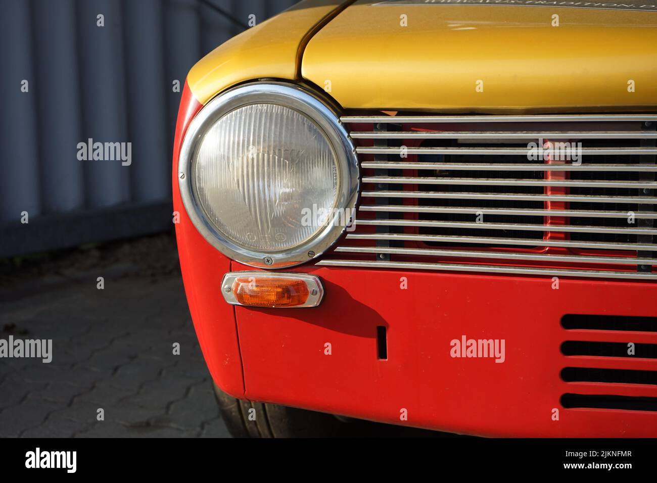 Un bellissimo scatto di una vettura vintage rossa e gialla Foto Stock